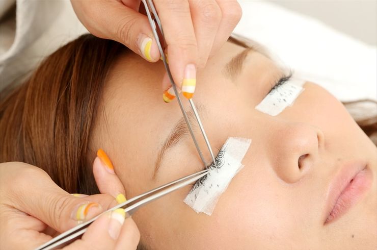 マツエク施術中